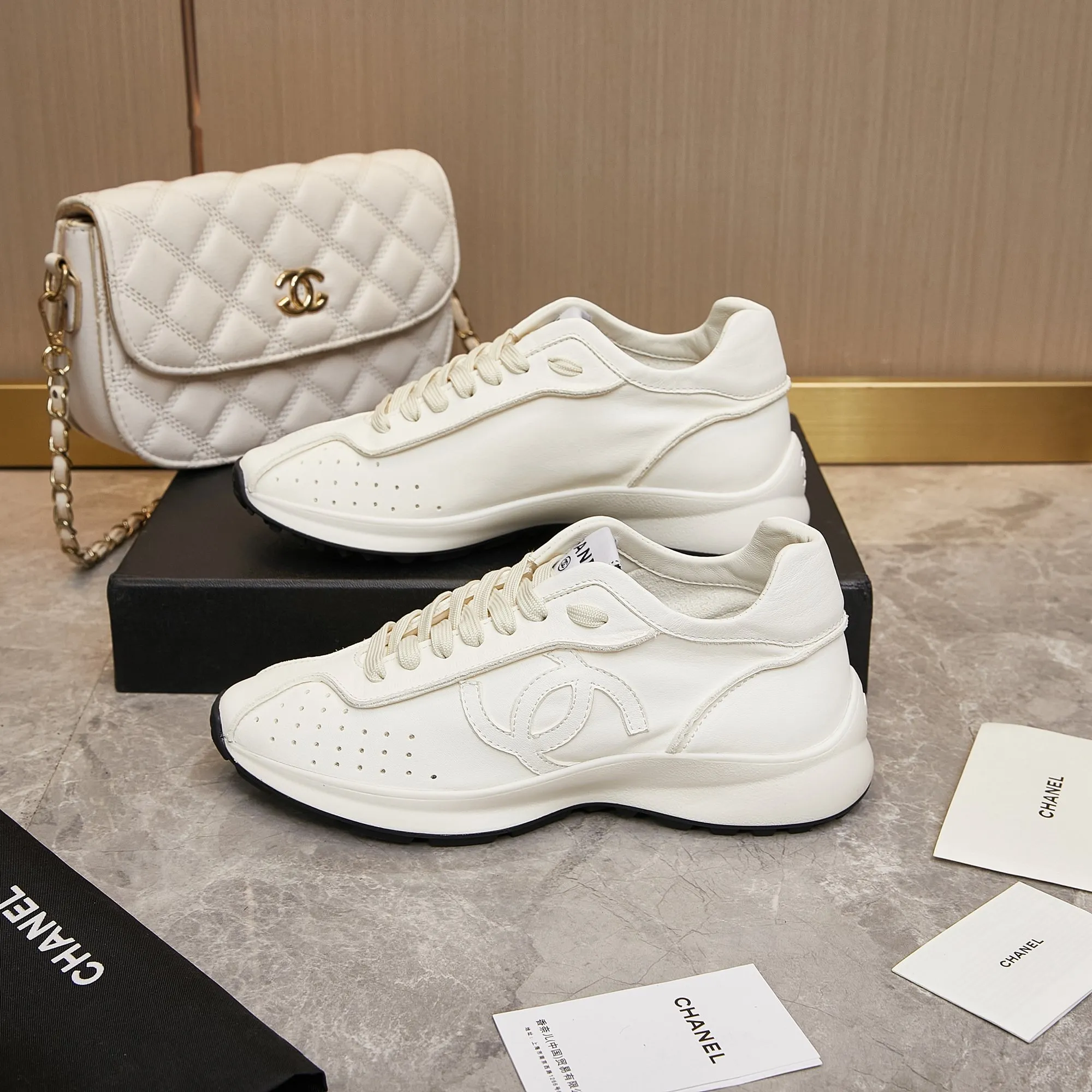 👟👟Ex-factory price 560👟👟 Chanel Grandma 2024 counter top casual sports shoes This classic design; the upper is electro-embroidered with a variety of techniques; the outsole is fashionable and sporty; it is unusual to incorporate a variety of color matching elements... The diversified mix and match is very good-looking and versatile, casual, fashionable, sports and outdoor can be taken into account... ꫛꫀꪝ Go➫ Material: ❶Upper is made of: Original imported high silk cow suede + small fragrance fabric ❷Inner lining: original imported breathable sheepskin lining ❸Outsole based on: original TPU combination outsole Special counter boutique packaging complete set for women 35–41